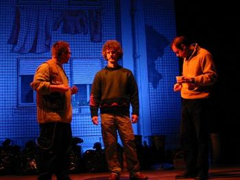 Una scena dello spettacolo Abbracciati...