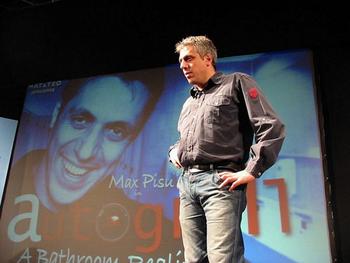 Max Pisu durante le prove dello spettacolo Autogrill